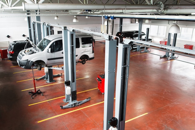 Pardoselile epoxidice în atelierele auto: Durabilitate și siguranță